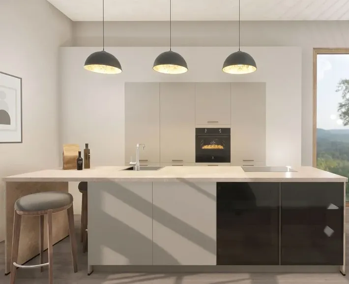 Einladende keittiö mit Hydra-ovet in warmem Macchiato-beige. Die mattaen, beigefarbenen ovet der Schränke und der keittiöninsel verleihen dem Raum eine gemütliche Atmosphäre, kombiniert mit schwarzen Akzenten.